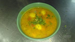 Suppen-Glück aus dem Handgelenk: Die ultimative „Alles-muss-raus“ Suppe mit Klößchen