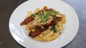 Bodrum Vibes auf dem Teller: Pasta mit Chicken, Bacon & cremiger Tomatensahne-Sauce