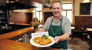 Dorfkneipe: Warum das 10-Euro Billig Schnitzel die Gastronomie entwertet