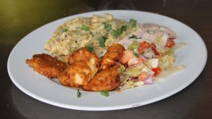 Mein Ethno-Sommergericht: Knuspriges Hähnchen, Lauch-Rührei, Salat